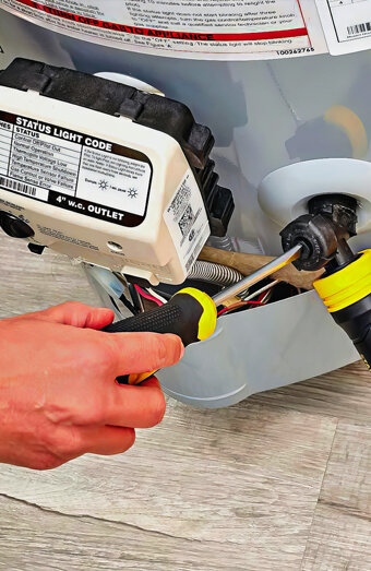 https://kensingtonhotwater.com.au/uploads/2025/06/hot-water-servicing-70528.jpg